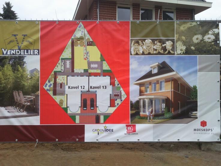 Banier geplaatst bij 2 woningen die nog in aanbouw zijn.